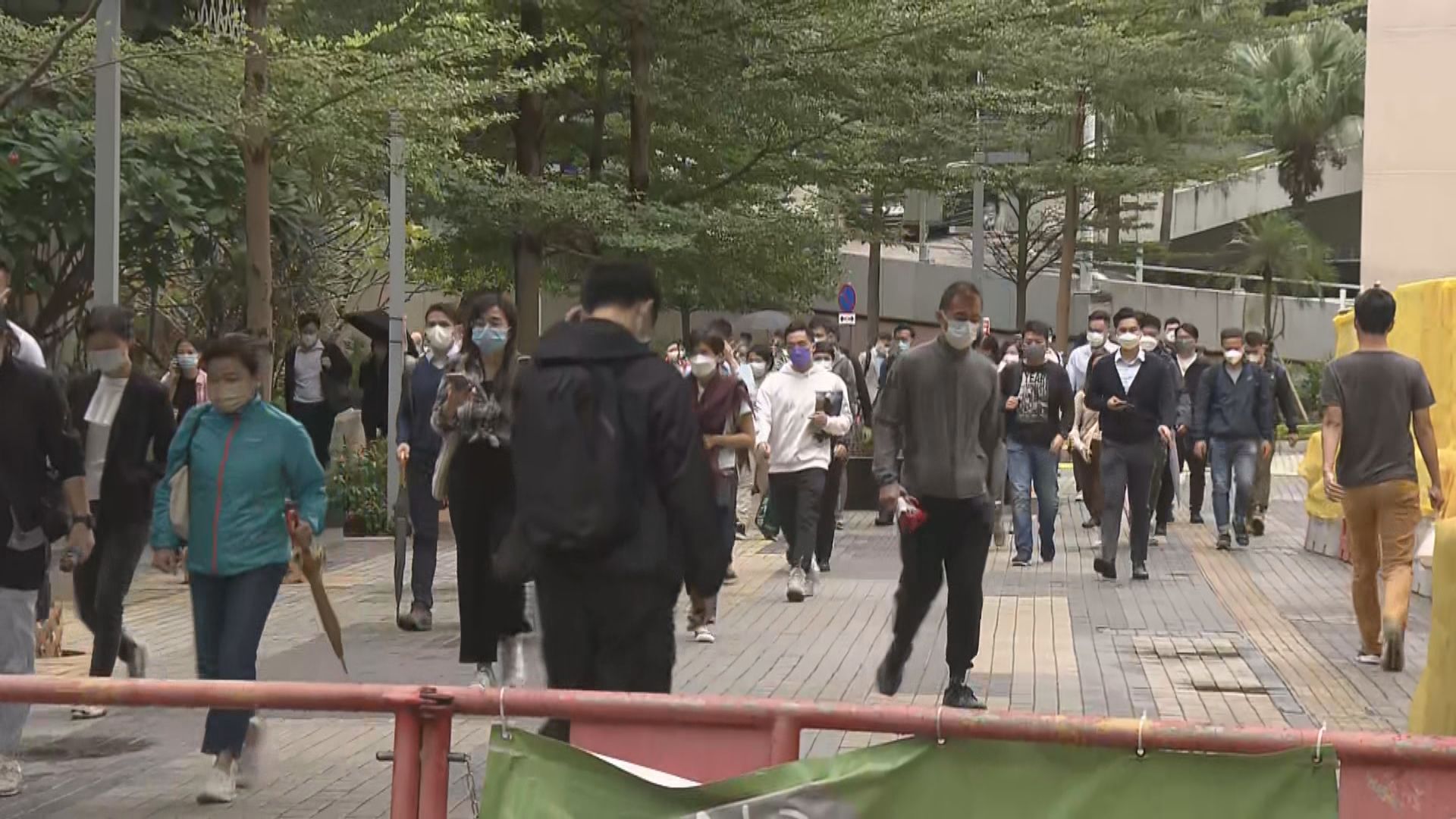 市民提早放工　會展站一帶人流漸多