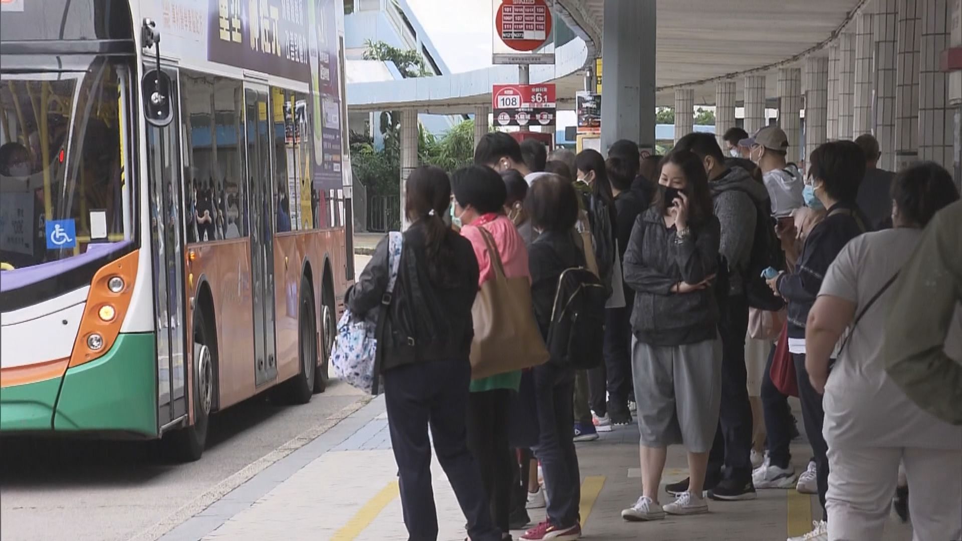 市民提早放工　金鐘站及紅隧巴士站人流漸多