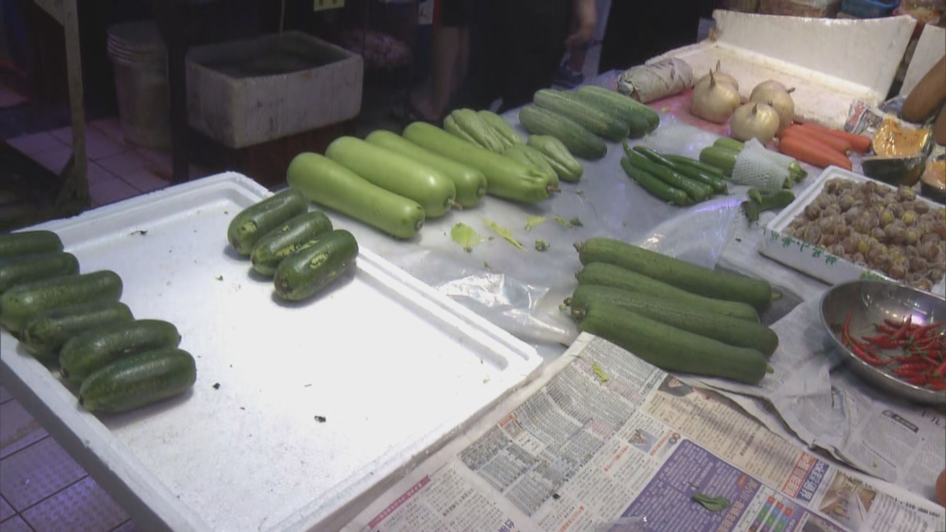八號信號生效　有街市檔口幾乎被搶購一空