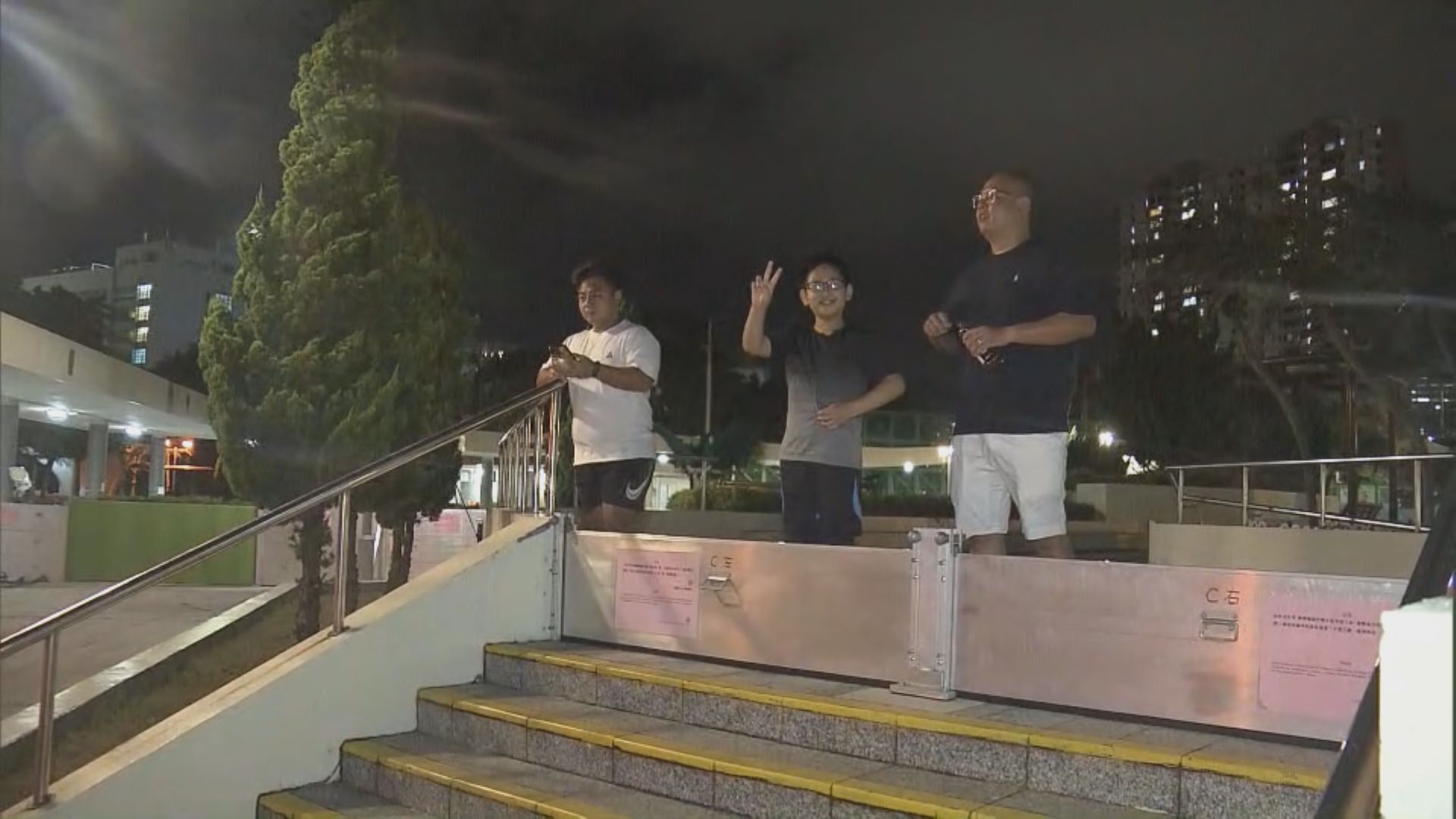 入夜後杏花邨風勢增強 有街坊下樓感受風力