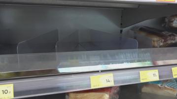 打風｜天文台發出一號戒備信號　市民提前到超市買物資留待颱風時使用