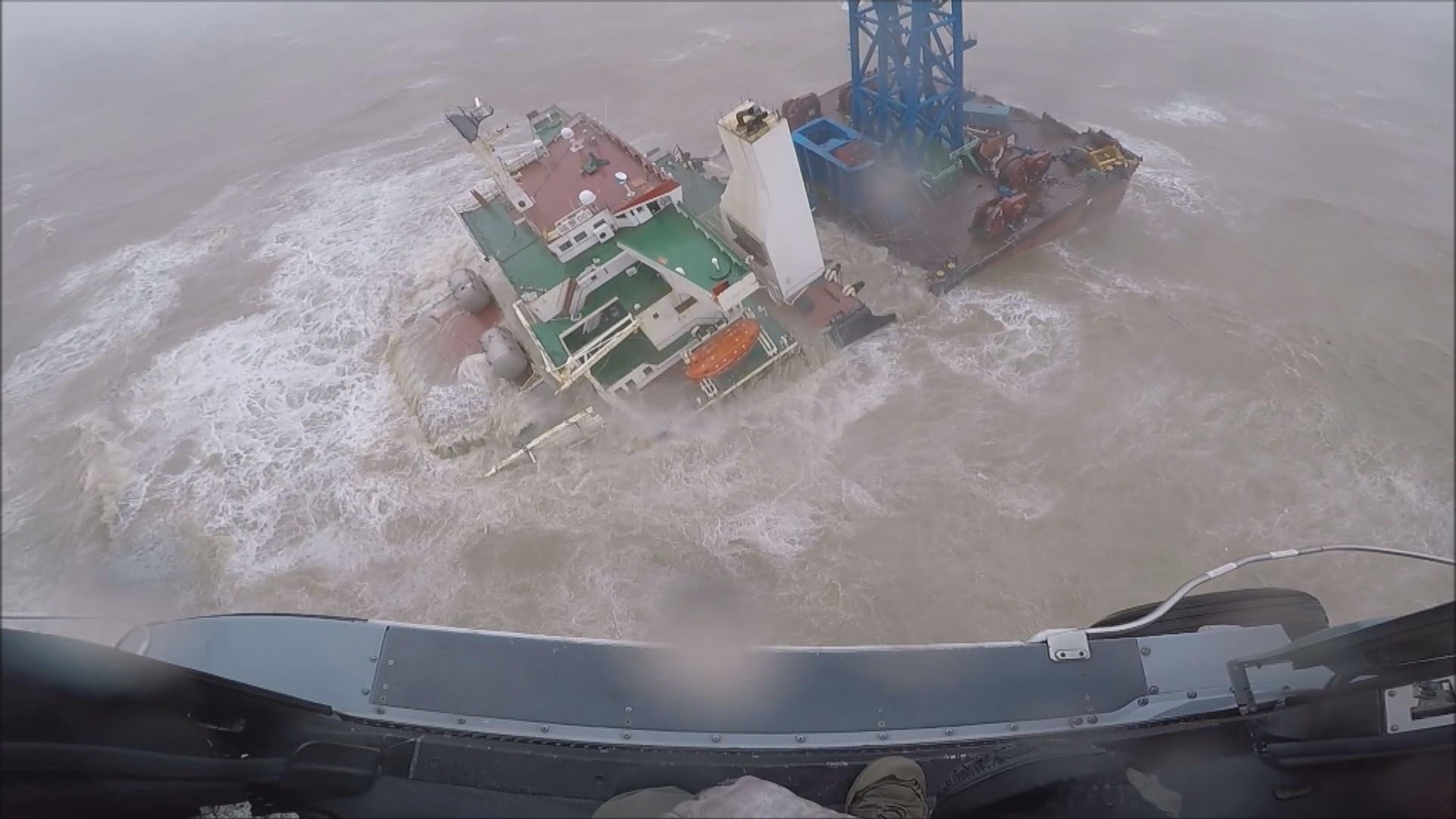 香港西南海域有工程船斷開兩截30船員棄船逃生　飛行服務隊助搜救