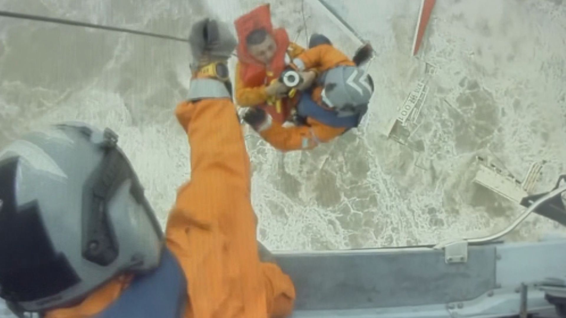 勘探船香港西南斷開翻沉　政府飛行服務隊暫救3人