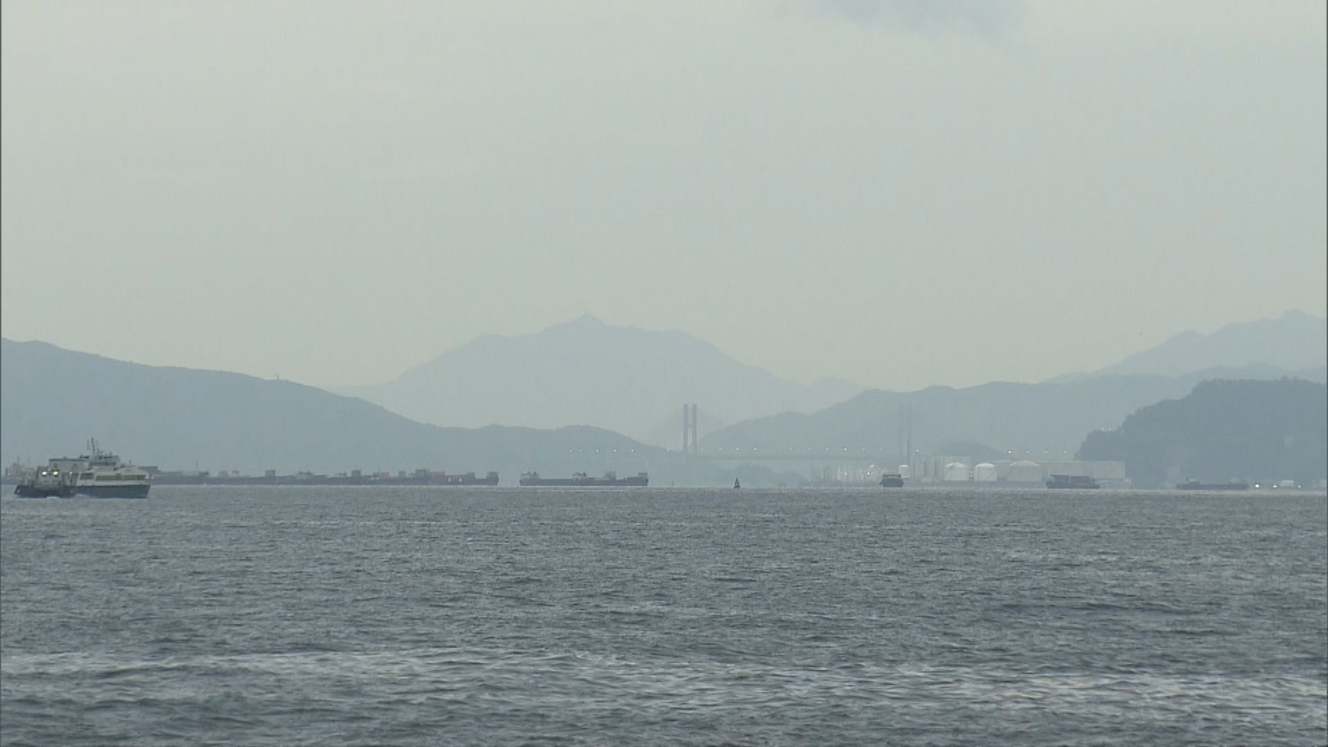 天文台改發一號信號　內地泳手清晨到灣仔視察是否有復賽轉機