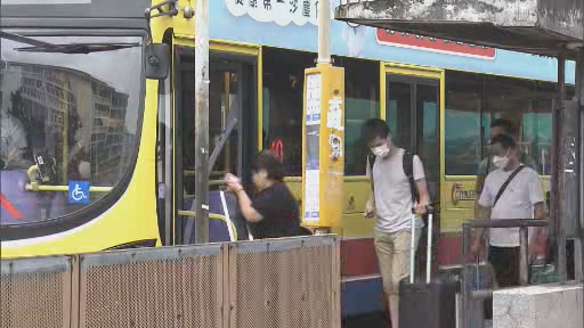 大部分巴士路線及渡輪陸續恢復服務