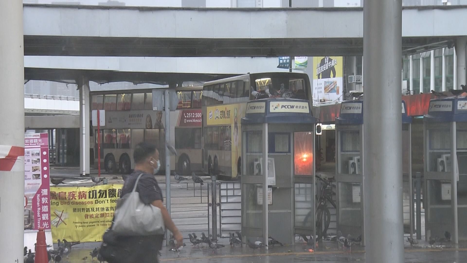 八號烈風及暴風信號下有市民如常外出