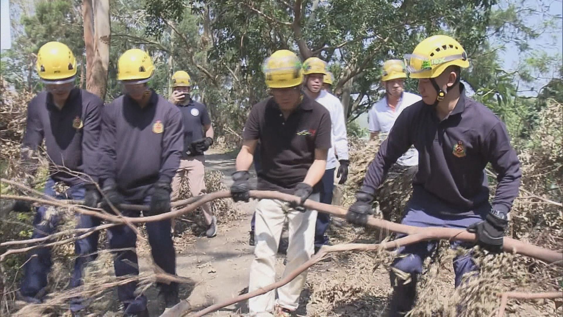 陳茂波到粉嶺視察山竹襲港後的善後工作