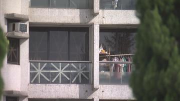 打風｜杏花邨居民貼膠紙準備打風　亦有人表示不擔心