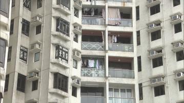 打風｜韋帕來襲　杏花邨居民貼膠紙做好準備　中環碼頭市民特意提早由離島回程