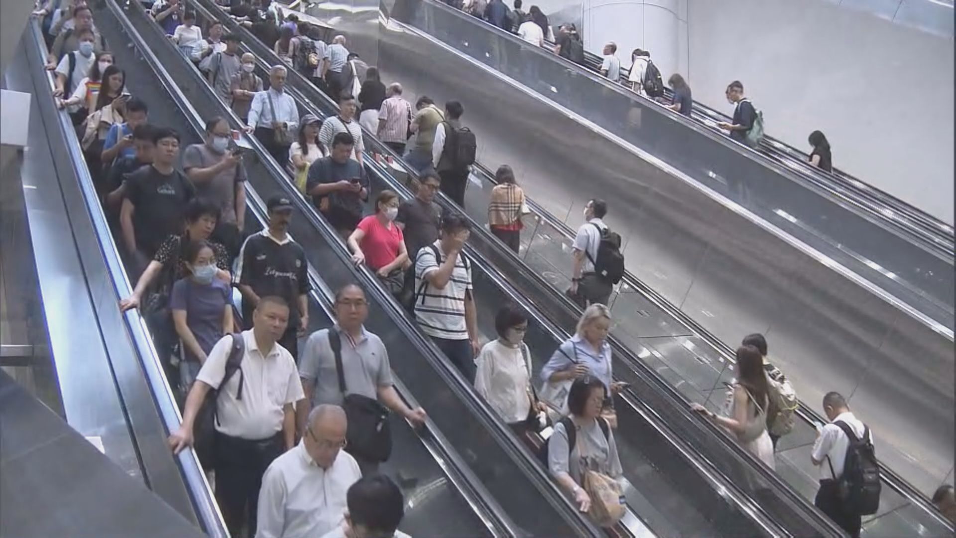 八號信號除下後市民陸續上班　金鐘站人頭湧湧