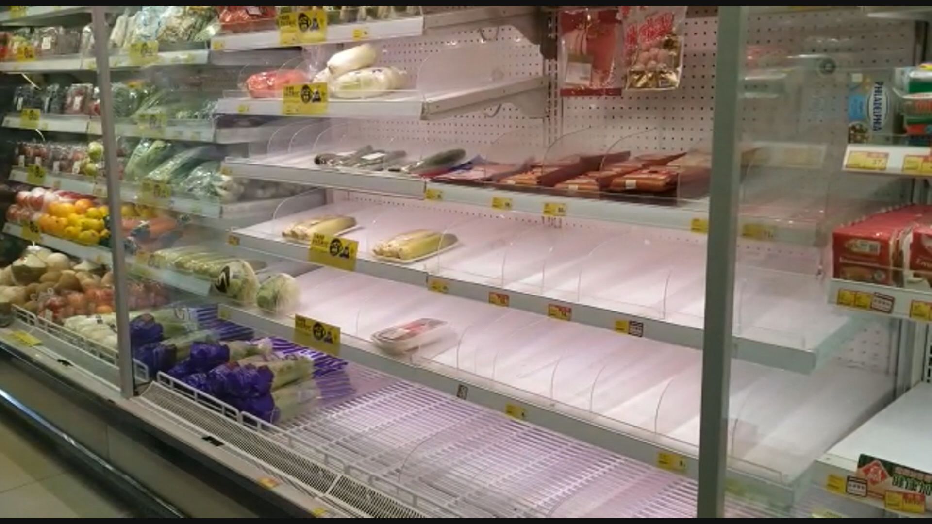 市民打風儲糧　超市部分貨架幾近清空