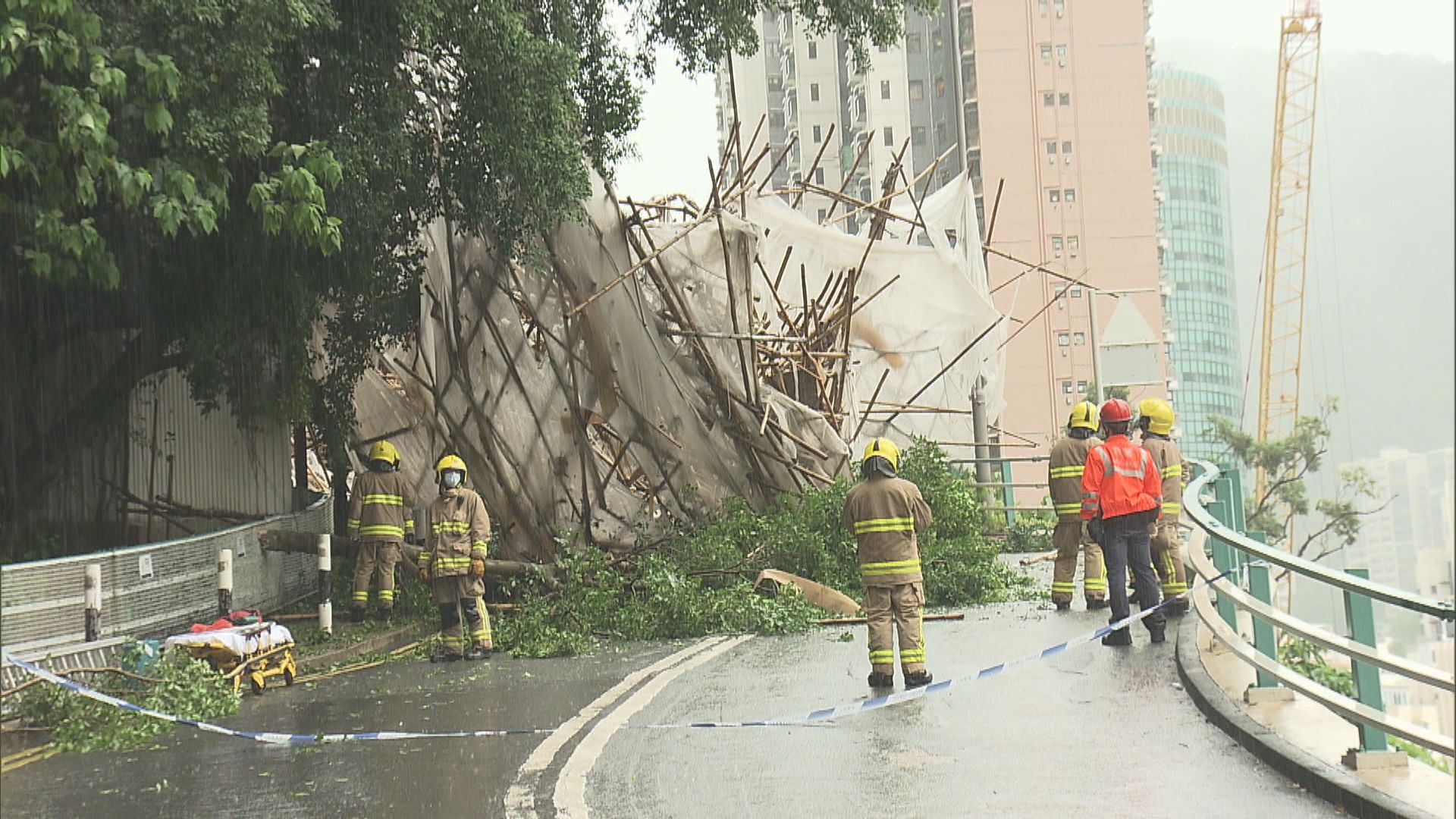 【強風暴雨】跑馬地樂活道4號有棚架倒塌