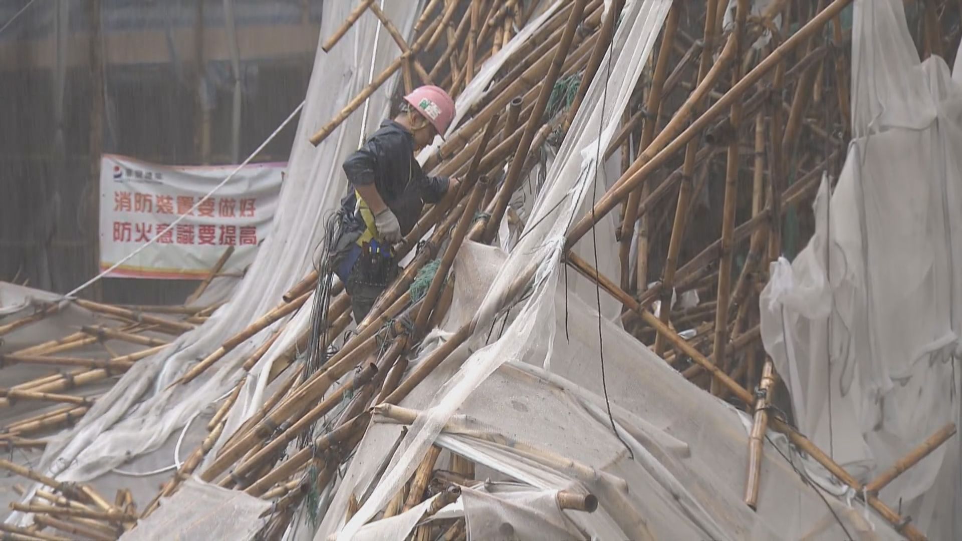 三號強風信號下樂活道大型棚架倒塌　一女工不治