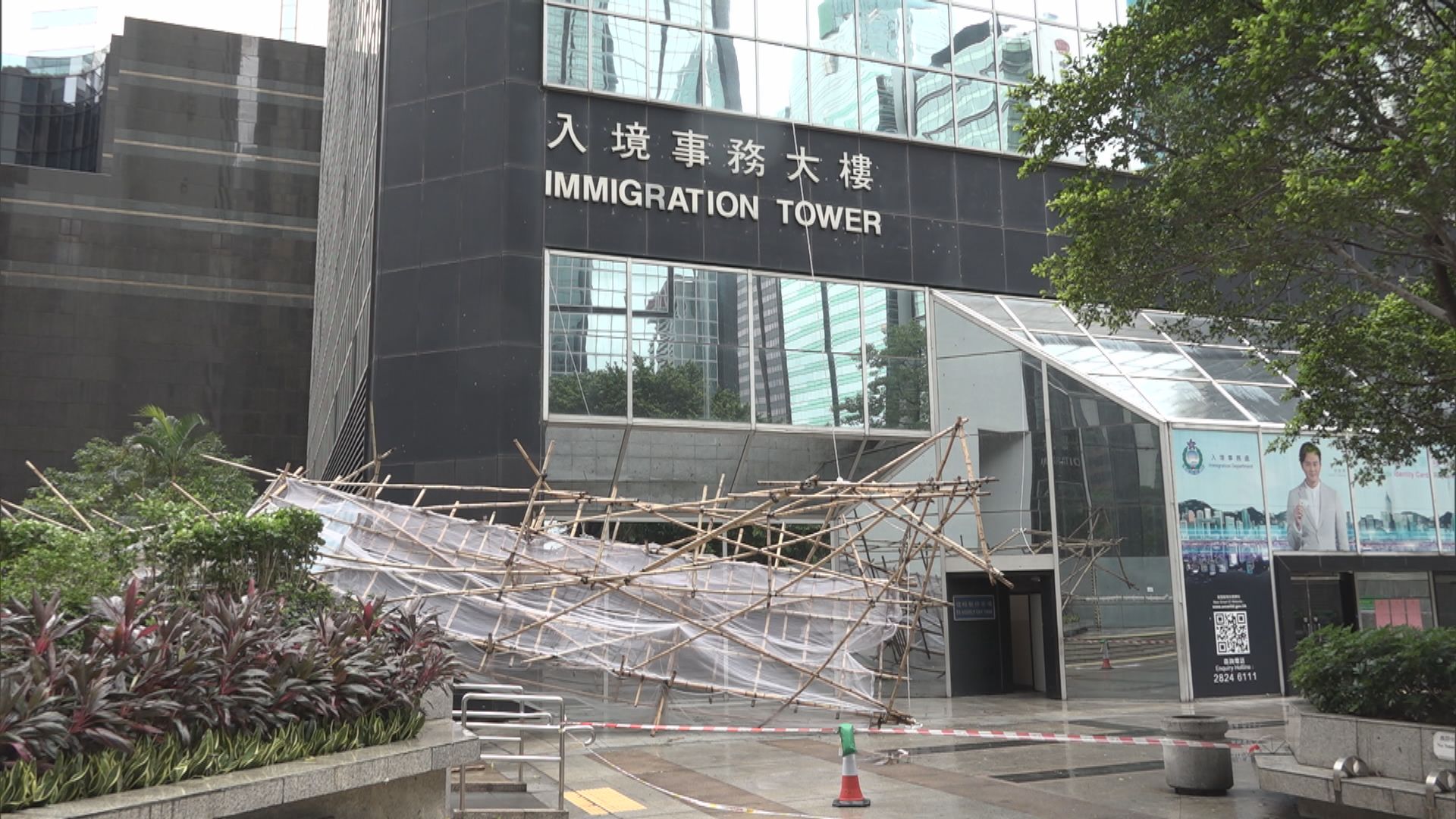 風暴下灣仔及杏花邨有棚架及樹木被吹倒