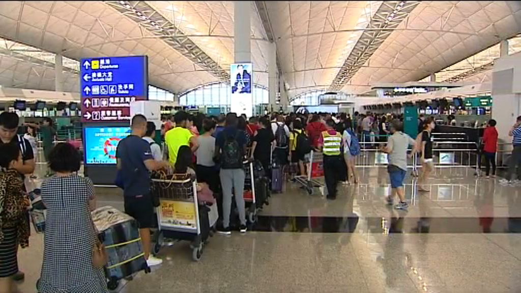 有滯留旅客不滿航空公司無食宿安排