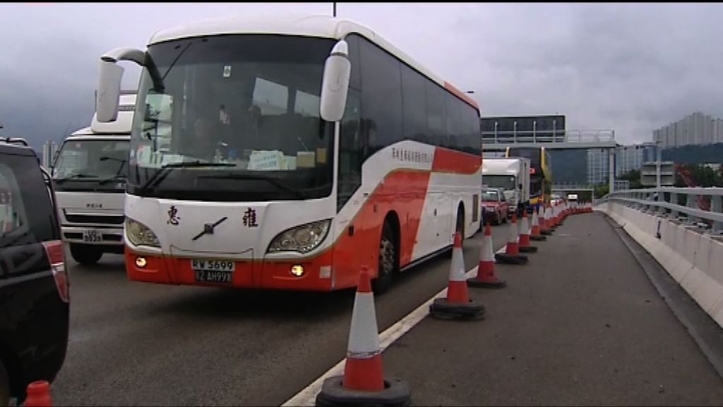 多條往機場方向公路及隧道一度車多擠塞