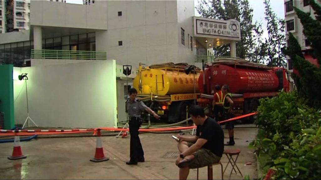 杏花邨停車場水浸　真空吸缸車清理積水