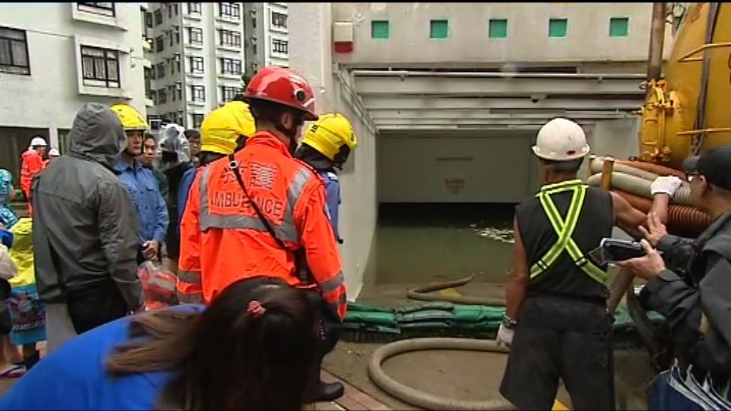 管理公司派真空吸缸車清理杏花邨停車場積水