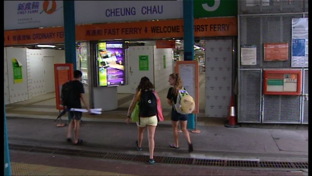 離島居民在中環碼頭趕船回家