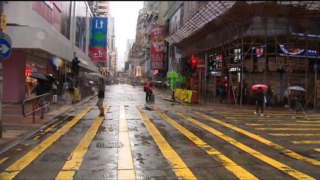 八號信號下旺角有不少市民如常外出活動