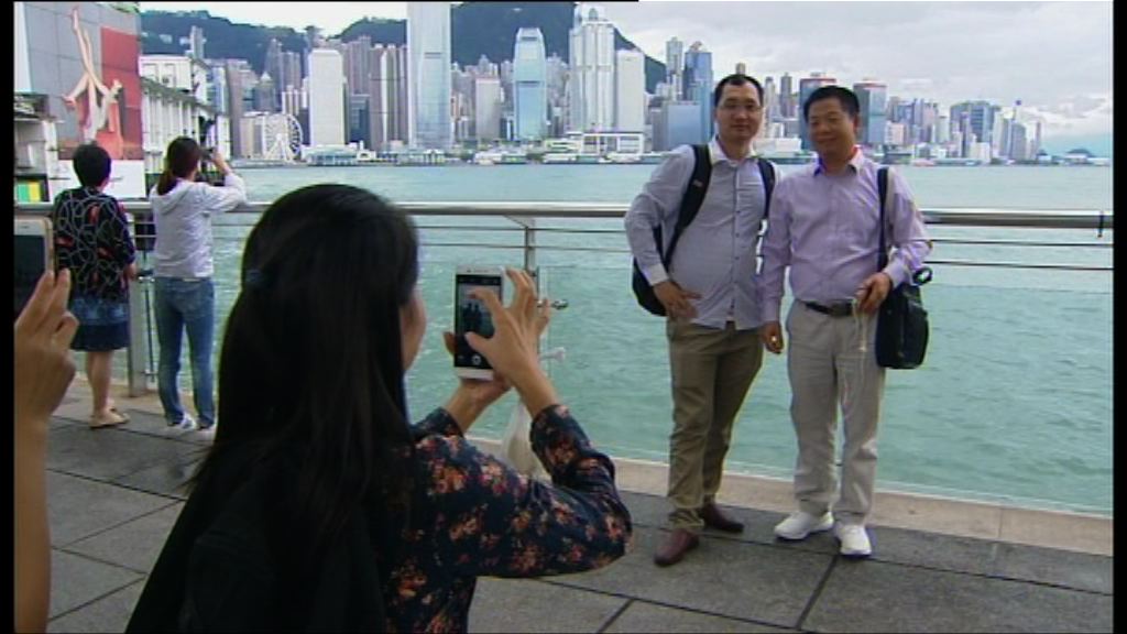 尖沙咀天星碼頭有不少遊客繼續觀光行程