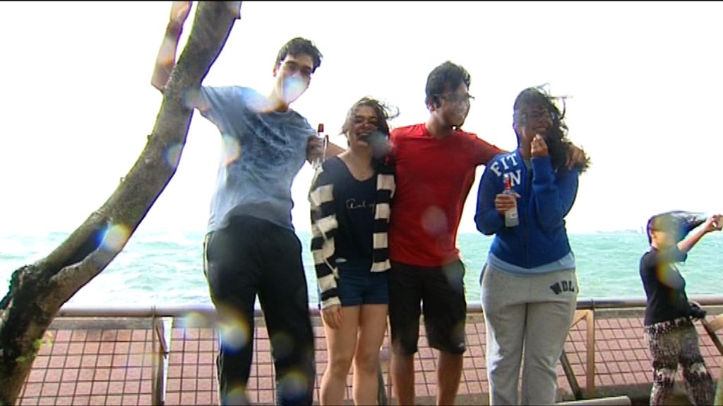 颱風下不少市民到海旁追風