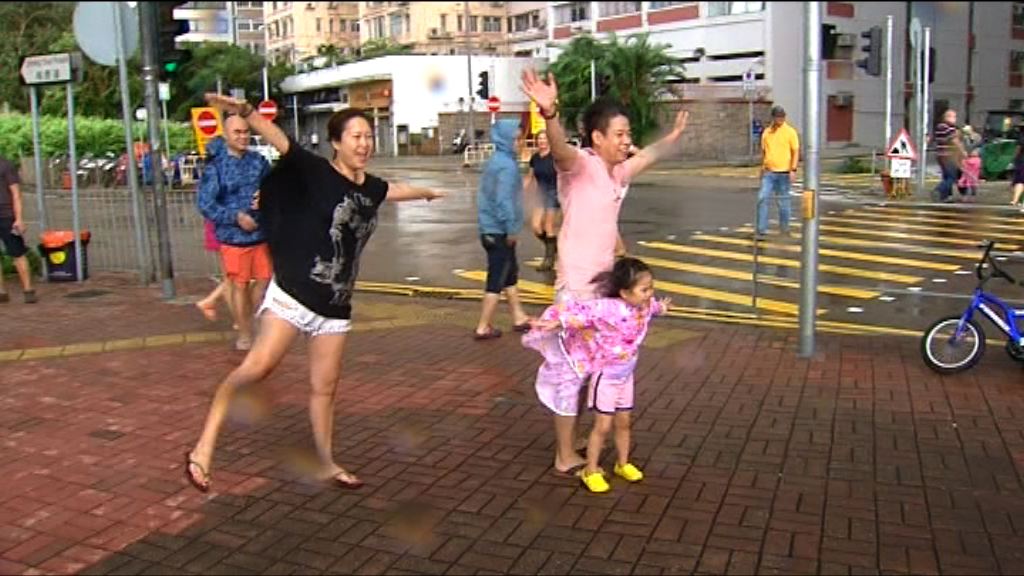 有家長帶子女外出感受風力