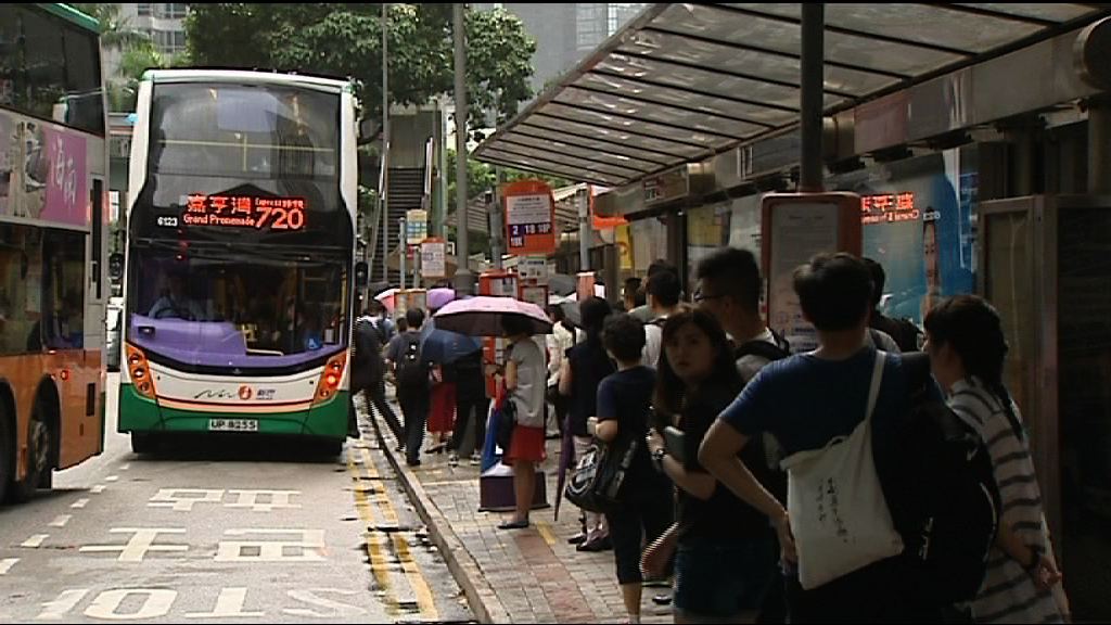 颱風襲港　灣仔巴士站大排長龍