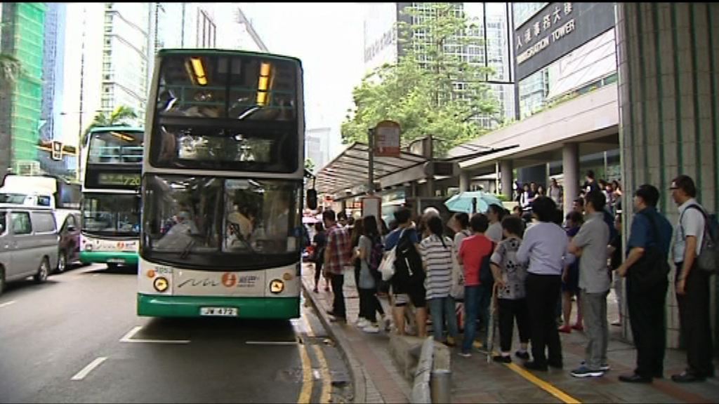 颱風襲港　灣仔巴士站大排長龍