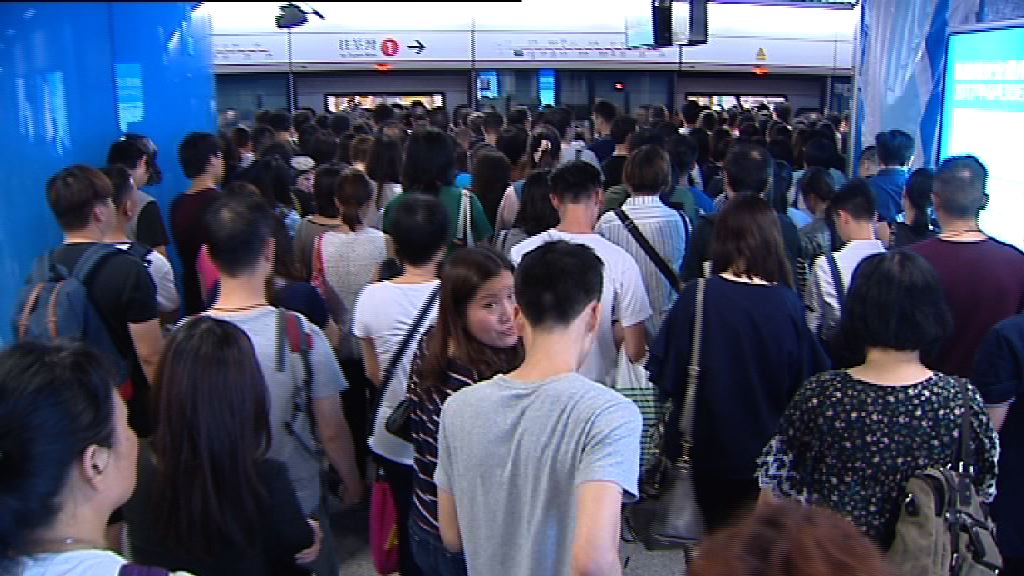 颱風襲港　不少市民提早下班