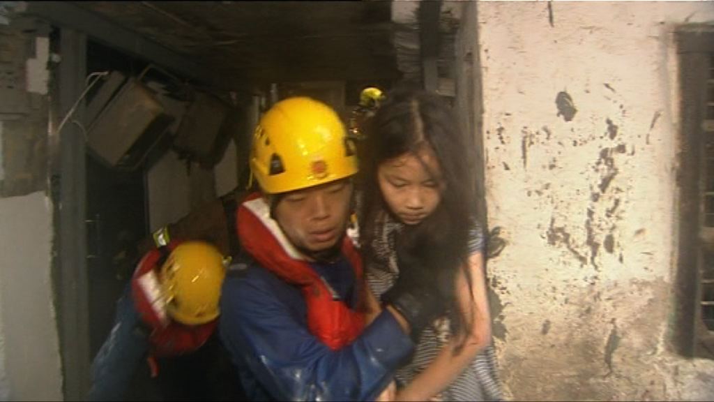 鯉魚門有村民被困　消防入村協助