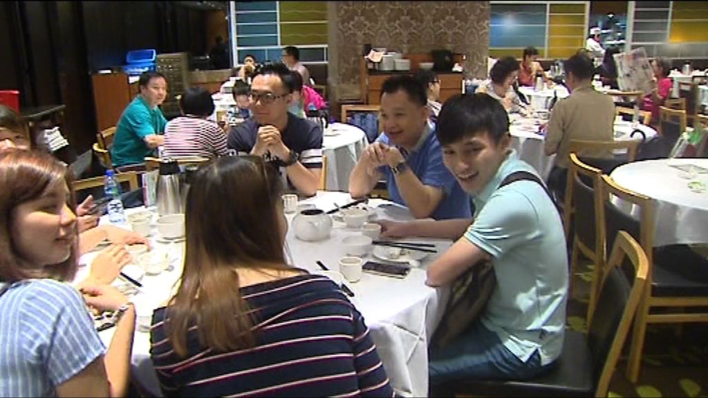 市民颱風下如常外出飲茶看戲