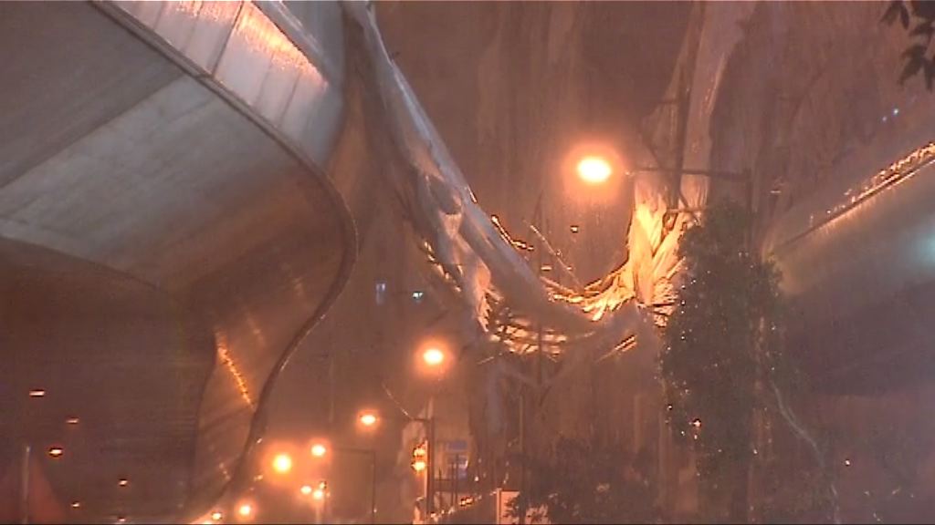 強風下西環有巨型棚架倒塌