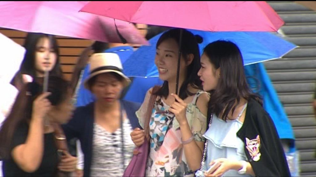 風暴下市民遊客如常外出