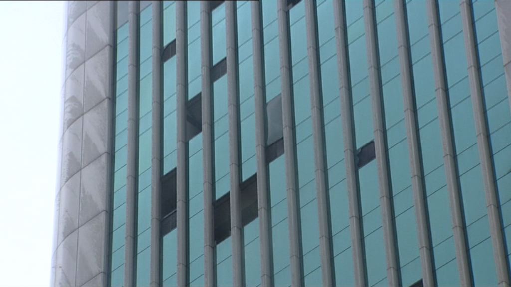 颶風下多座大廈玻璃外牆被吹毀