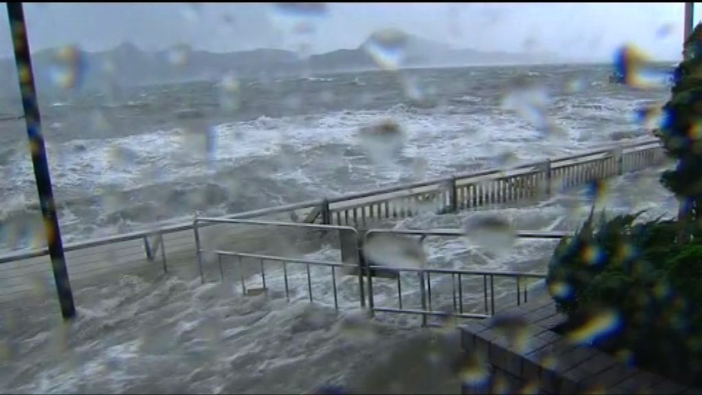 天鴿襲港　杏花邨海濱長廊一度嚴重水浸