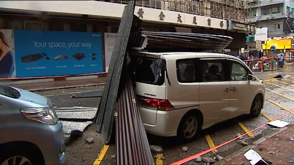 福華街一鐵皮屋有鐵皮墮樓　一男子被捕