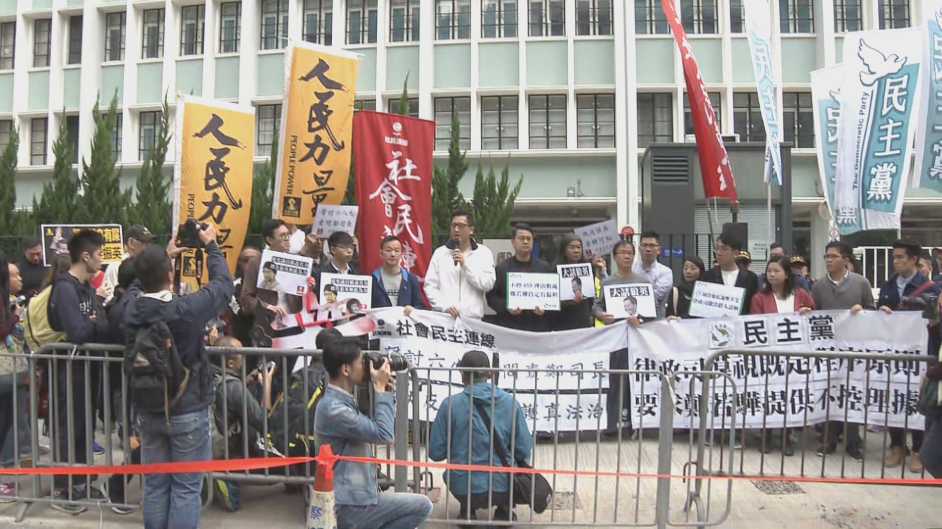 政黨遊行要求律政司交代更多不起訴梁振英的理據