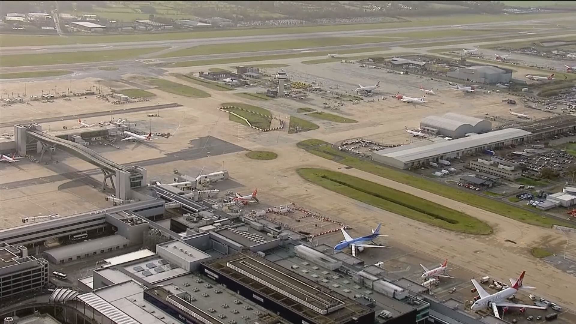 英警續查機場遭無人機干擾事件