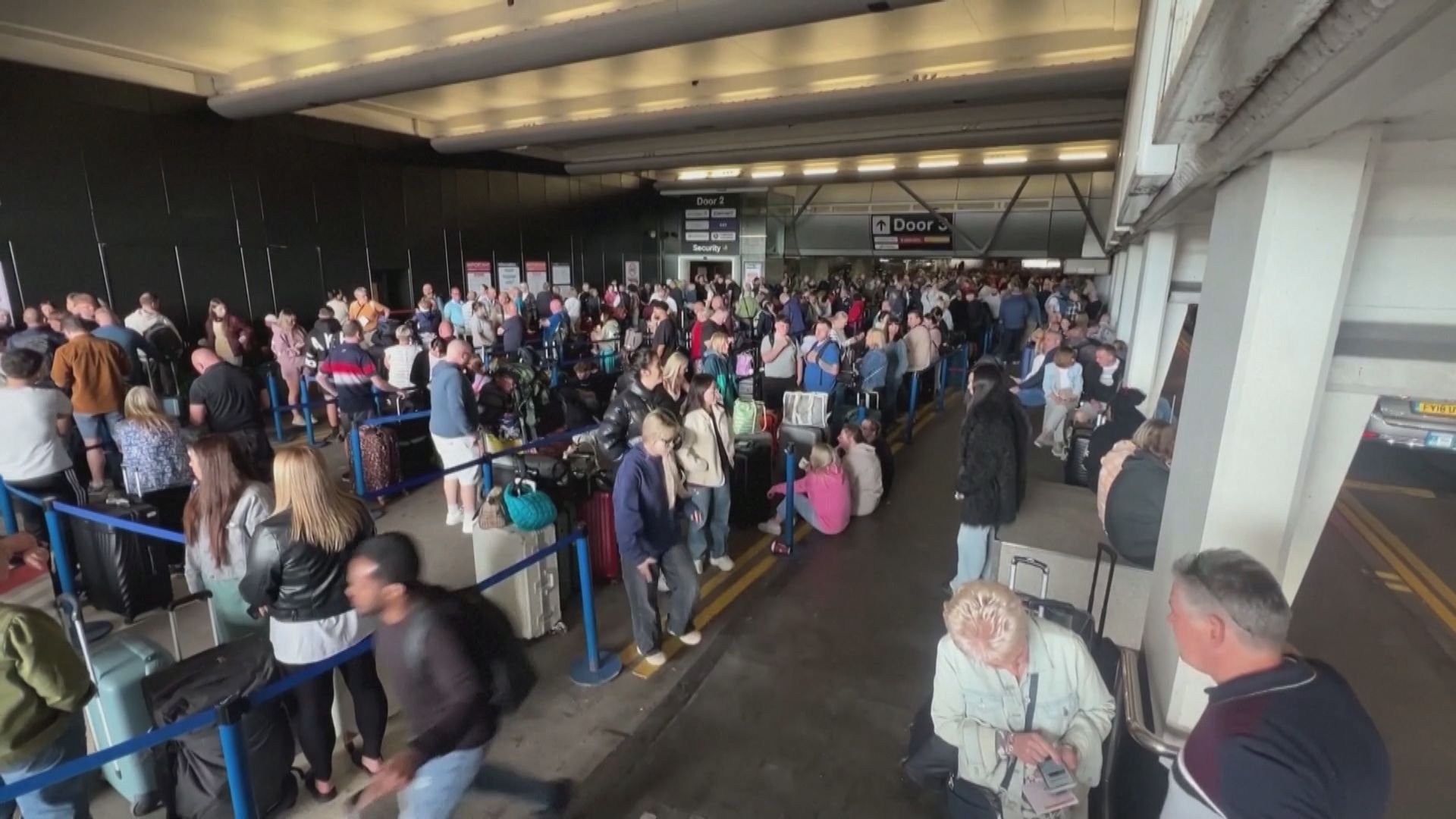 英國曼徹斯特機場一度停電 大量航班延誤或取消