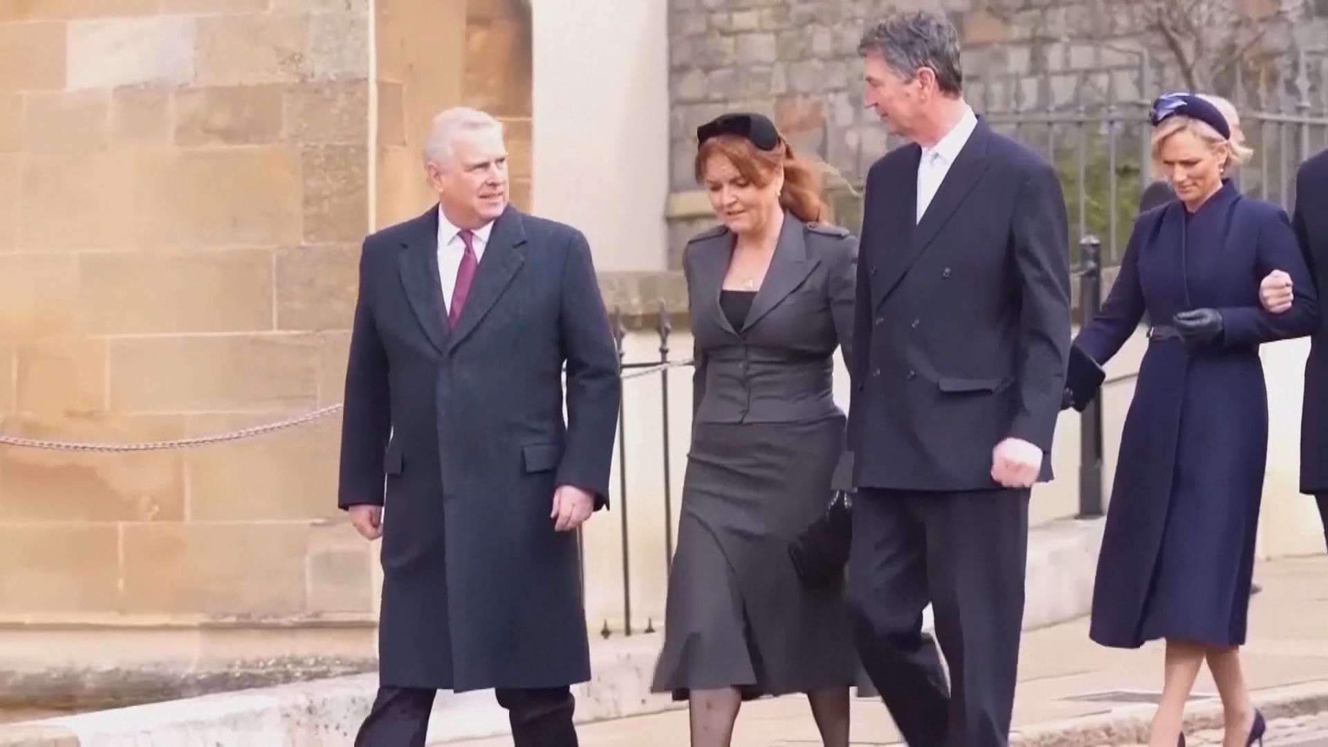 警方續搜查安德魯前住所　當局考慮廢除安德魯王位繼承資格