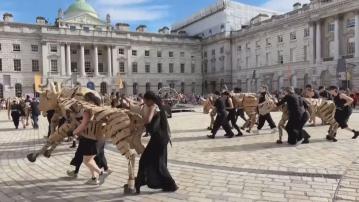 英國倫敦街頭現「動物大遷徙」　木偶演出從非洲向北極進發