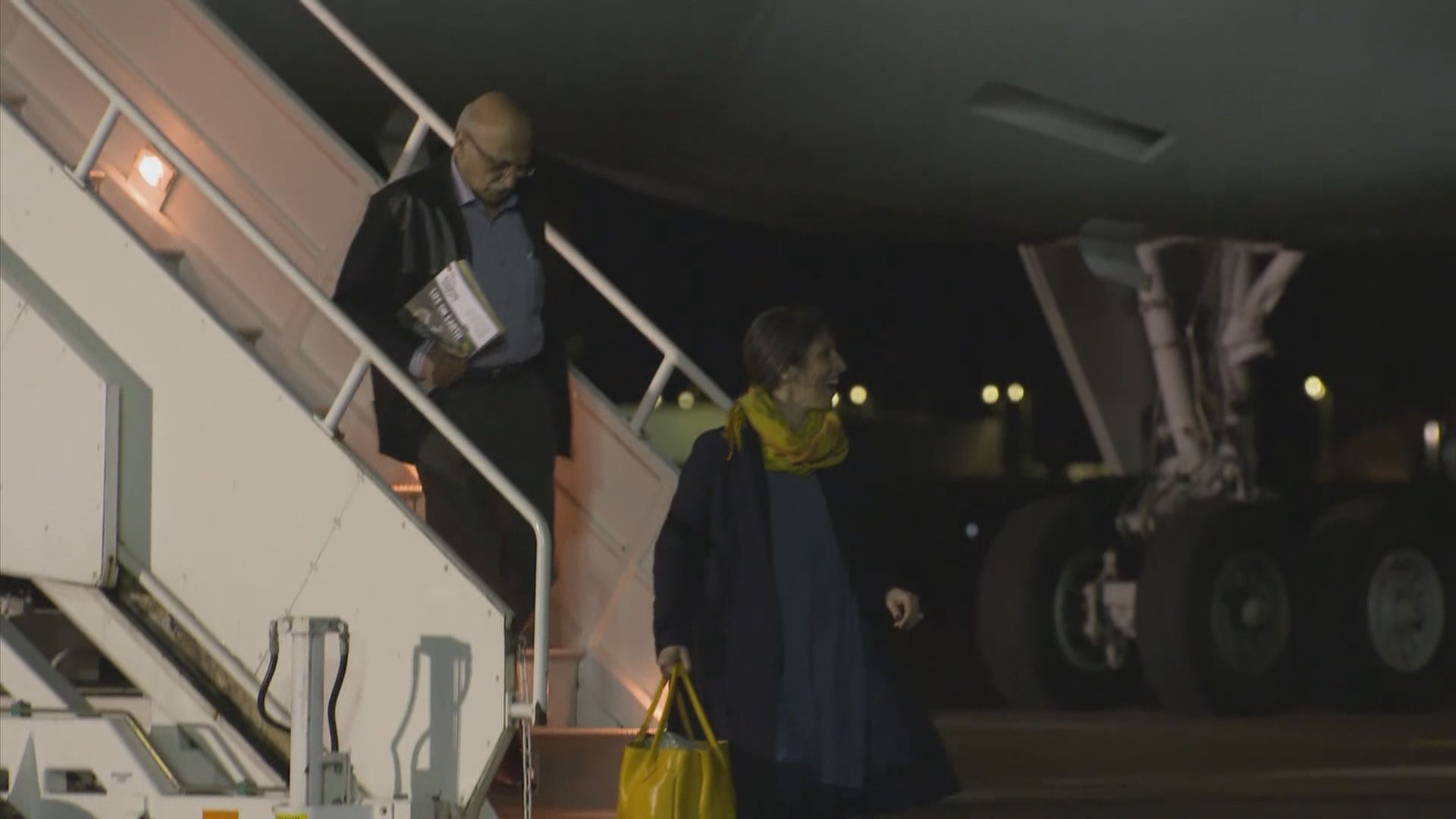 獲伊朗釋放的兩名英國人返抵英國