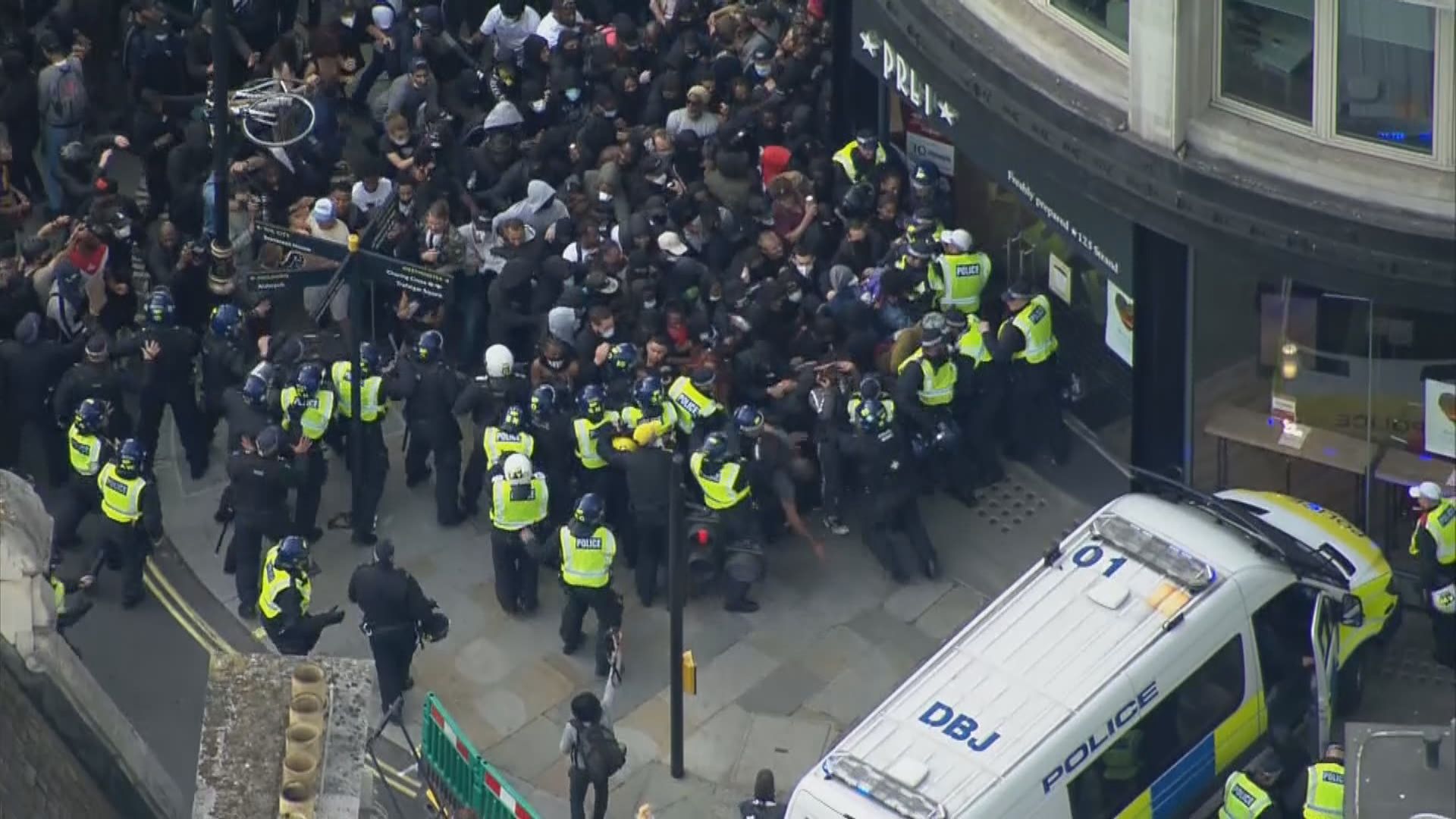 倫敦周六示威變警民衝突　英警工會促禁示威集會助抗疫