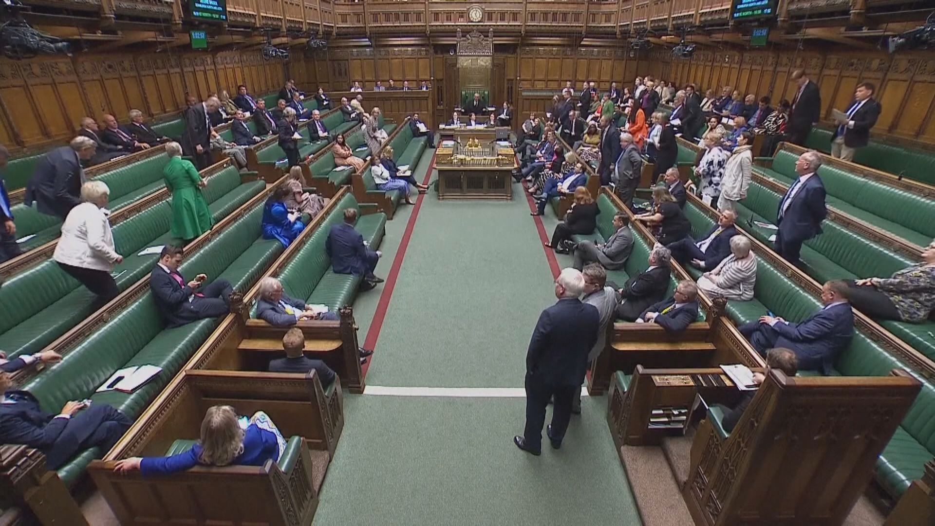 英國下議院通過約翰遜派對門調查報告