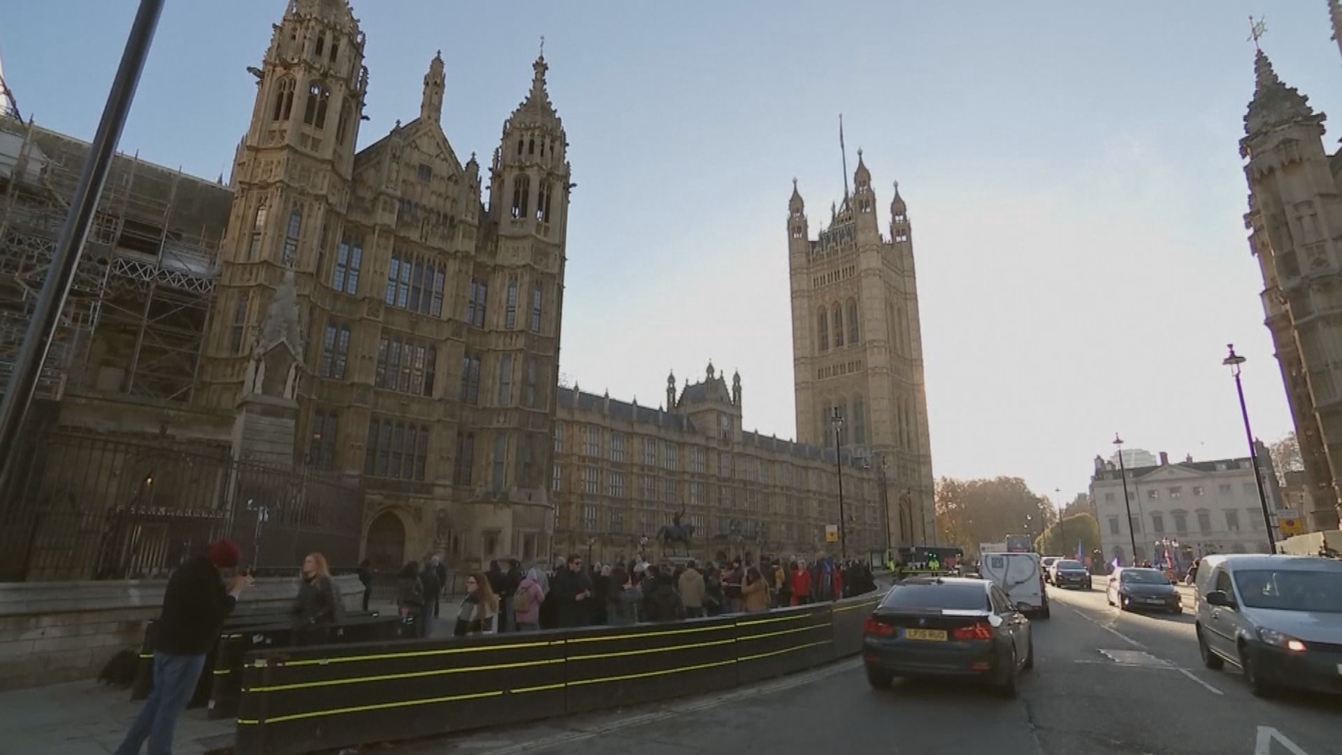 脫歐協議草案周二表決　通過機會微