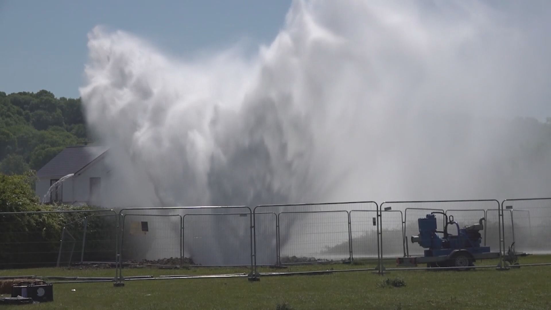 英國格洛斯特郡水管爆裂　噴射15米高水柱