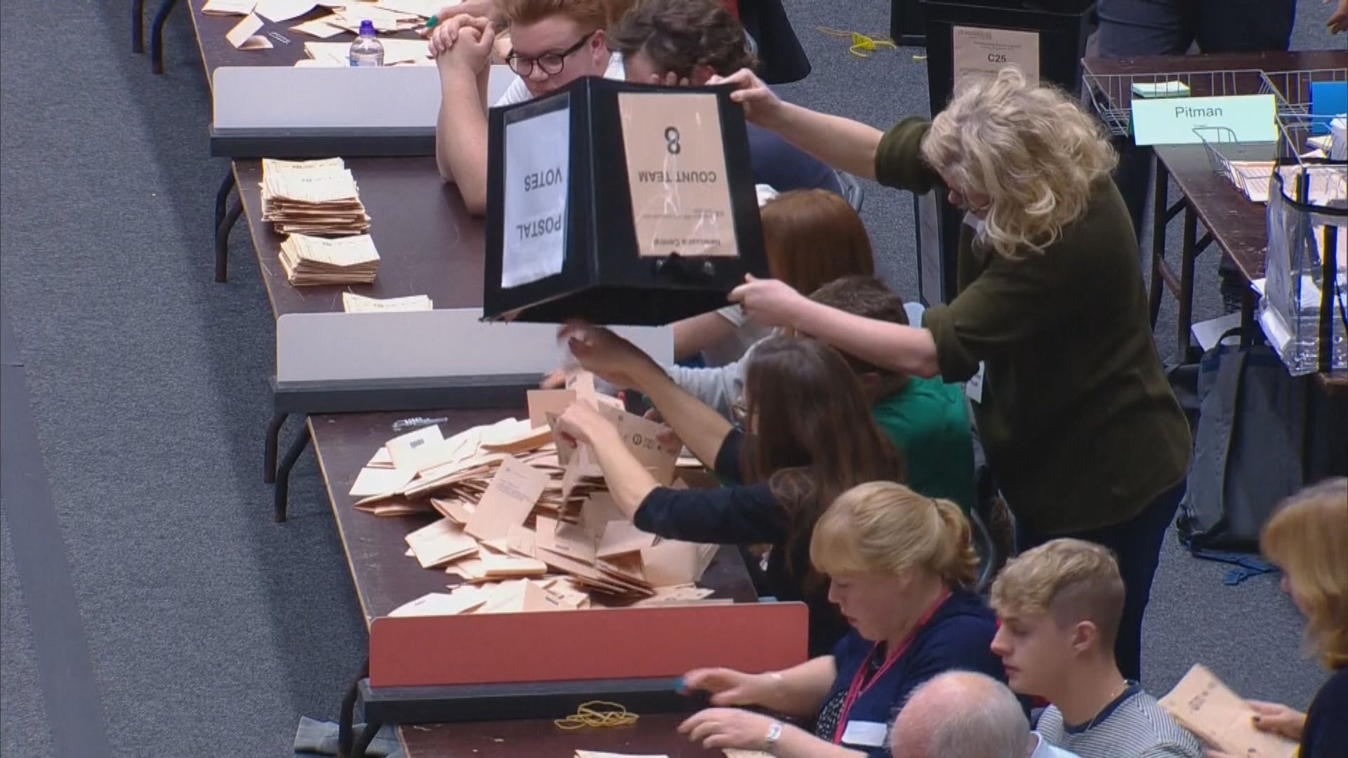 英國大選最新票站調查：保守黨仍掌握過半優勢