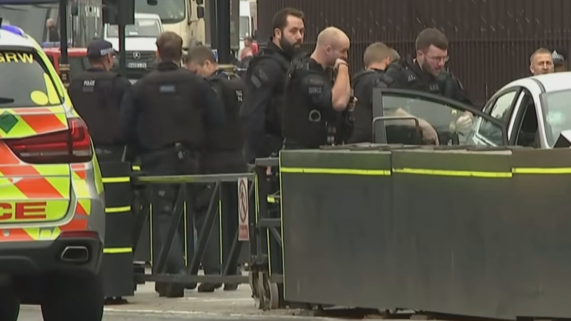 英國國會大樓有人駕車撞向保安路障一人被捕