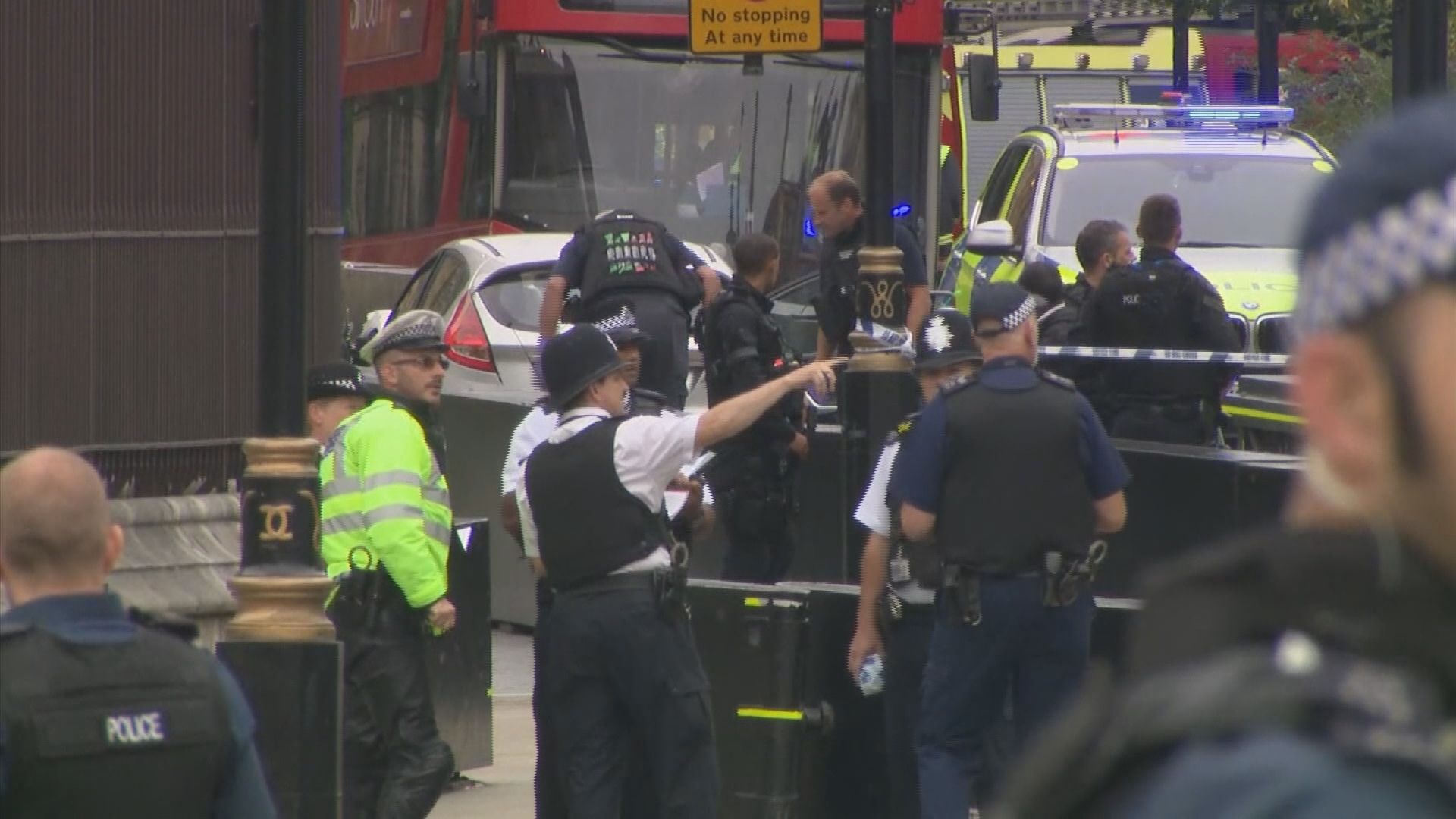 英國有人駕車撞向國會大樓路障三人傷